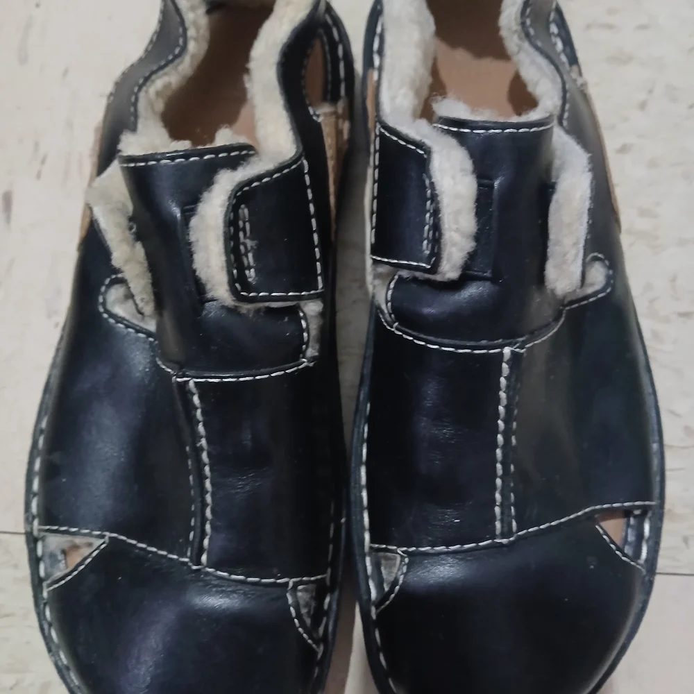 UGG Tan and Black Footwear sheepskin lining